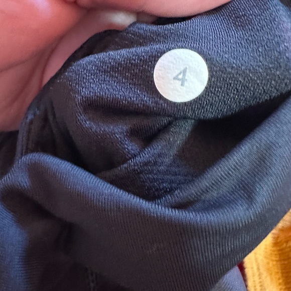 Lululemon RARE Cropped shine Sz 4 - Picture 14 of 16